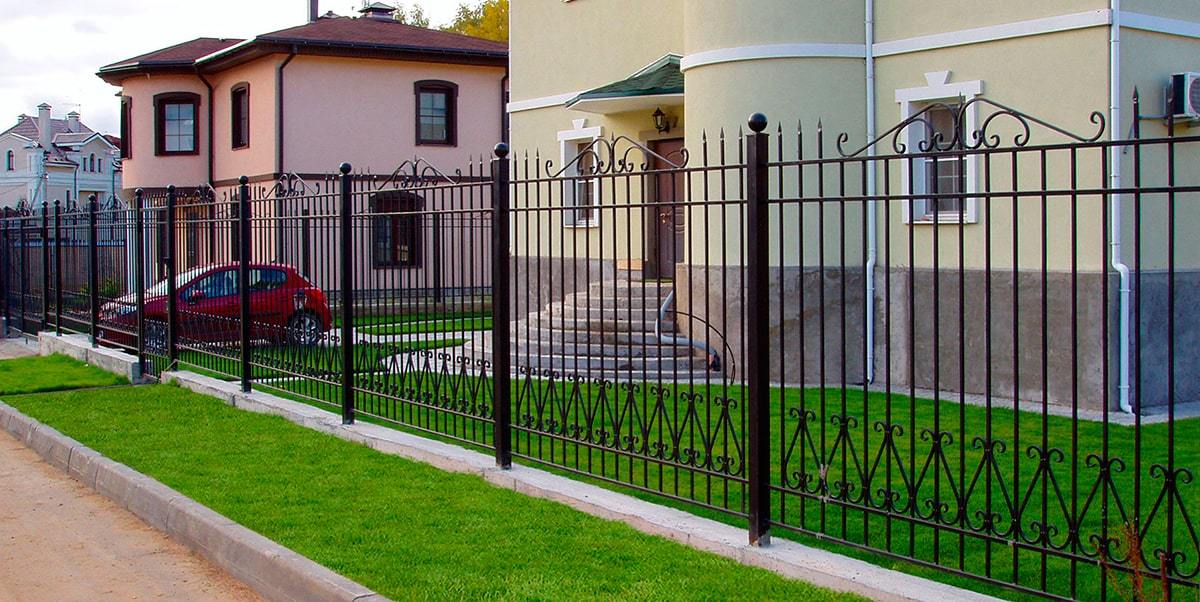 Купить Забор для загородного дома металлический с дизайном в Москве по цене от 1450 руб. Забор для загородного дома металлический с дизайном купить Москва